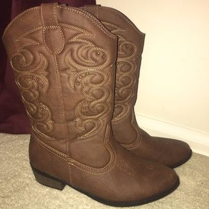 Cowboy boots (size 6)